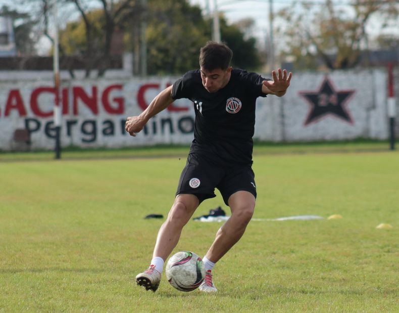 Matías Varela vuelve a la titularidad en Racing luego de dejar atrás una importante lesión.