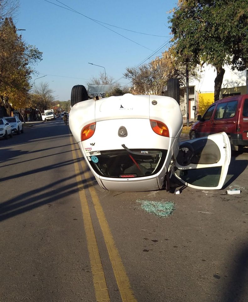 El auto Ford Ka blanco volcado sobre la avenida Rocha este viernes a la mañana.