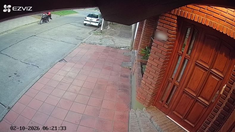A las 6:21 uno de los ladrones pasó trasladando la moto robada de tiro.
