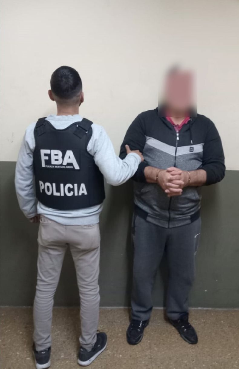 Abelardo Bartolini (53) se entregó este miércoles en la Fiscalía tras permanecer prófugo más de un mes tras balear a un policía durante un allanamiento judicial.
