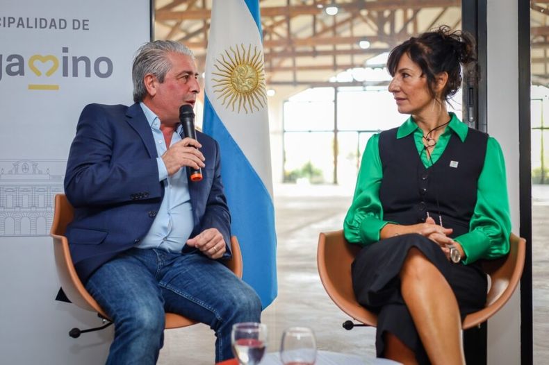 El intendente de Pergamino, Javier Martínez, junto a la presidente de AgroActiva, Rosana Nardi.