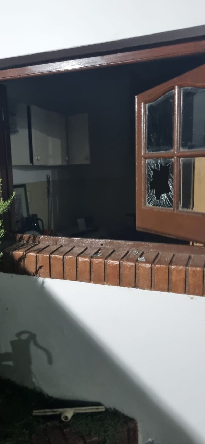 El ladrón rompió el vidrio de una ventana para forzar la abertura e ingresar con fines de robo a una vivienda de 11 de Septiembre al 1.200, entre Monteagudo y Colón, el miércoles a la mañana.