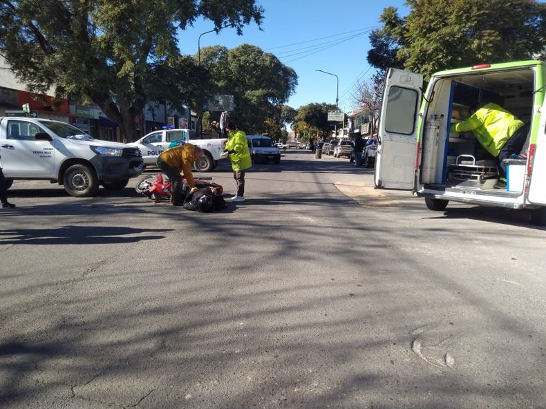 Al conductor de la moto lo asistieron en el lugar y determinaron su traslado al Hospital a través de un cordón sanitario de alta prioridad.
