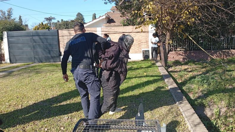Al sujeto lo trasladaron aprehendido a la Comisaria Tercera tras ser acusado de besar y acosar sexualmente a una adolescente de 16 años.