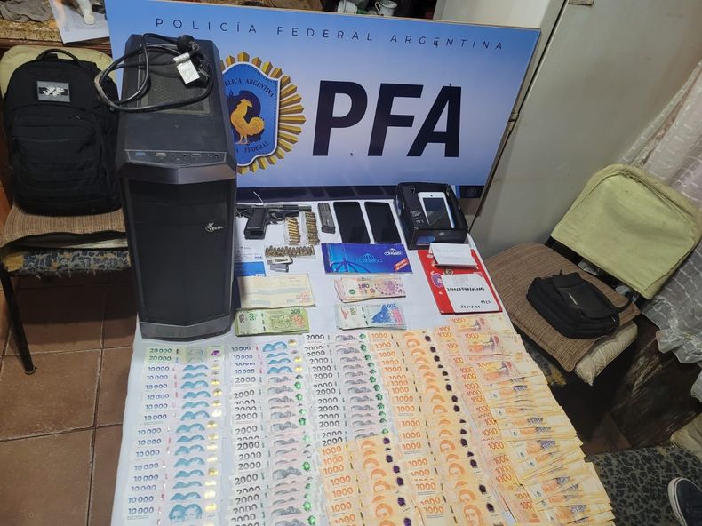 En los allanamientos secuestraron dinero y dispositivos electrónicos que sirven como evidencia y elementos para ampliar la pesquisa hacia los sospechosos.