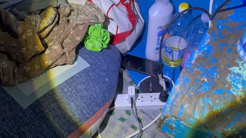 En la celda el convicto tenía teléfonos celulares y chips de servicio de telefonía móvil.