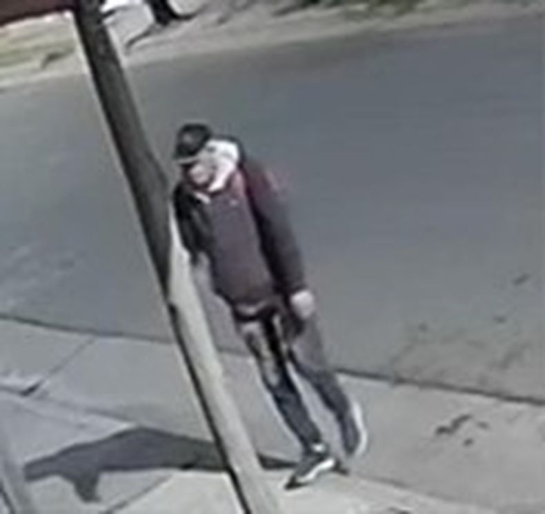 Las cámaras de seguridad registraron un video del sospechoso ingresando y escapando tras el robo en el local de Castelli al 1.700.