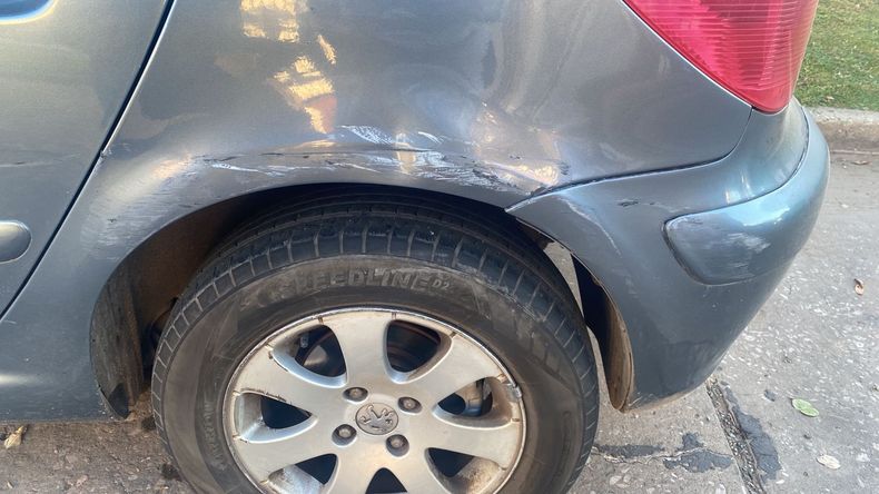 Aparentemente el automóvil de la mujer rozó con el furgón utilitario a la altura del guardabarro de la rueda trasera izquierda.