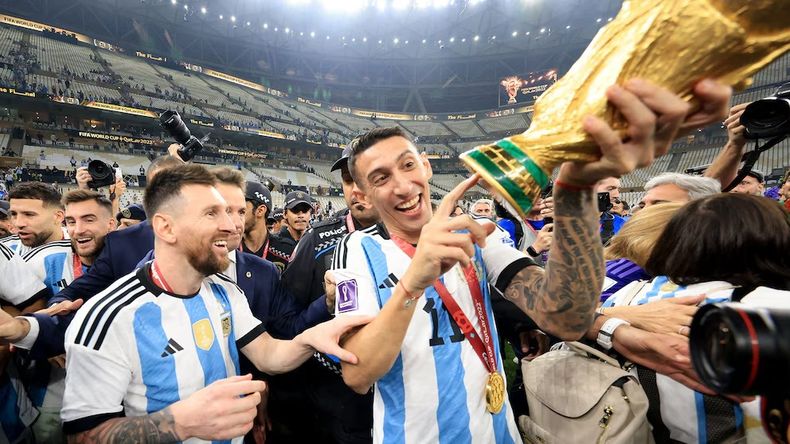 Messi y Di María eufóricos con la copa del mundo en sus manos.