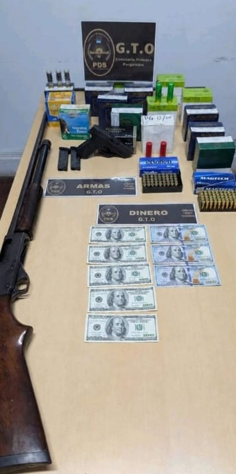La Policía de la Comisaría Primera secuestró pruebas vinculados a la investigación por el hurto de 13 mil dólares y elementos que involucran a la moradora de la casa allanada en otros delitos.