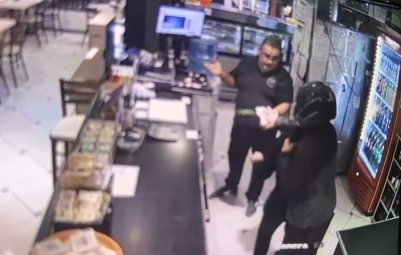 Un delincuente redujo a la empleada del local gastronómico Forum para intimidar al encargado y despojarlo de la recaudación.