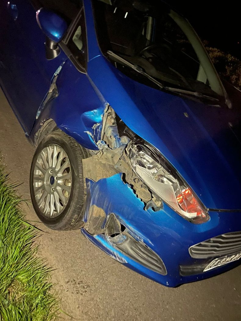 El automóvil Ford Fiesta que conducía el adulto mayor.