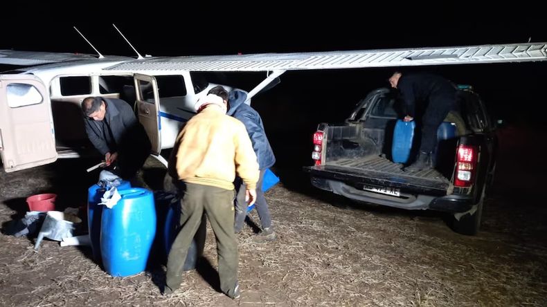 La Policía de Santa Fe encabezó el procedimiento en un campo de Díaz, donde aterrizó la aeronave