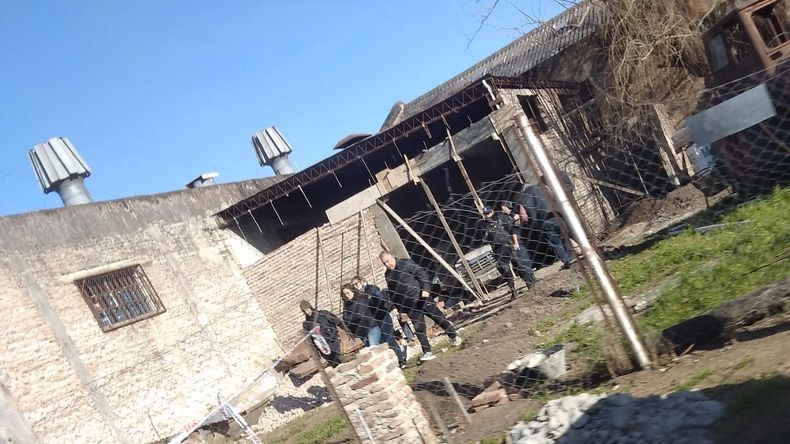 El fiscal Nelson Mastorchio y la instructora judicial María José Suárez recorriendo la obra en construcción donde se refugió inicialmente el sospechoso tras saltar desde los techos hacia calle San Nicolás.