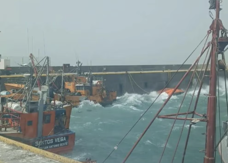 Barcos pesqueros dados vuelta en Caleta Paula