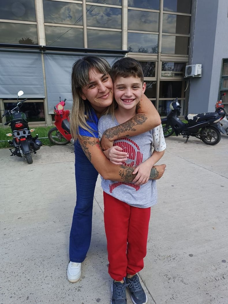 El abrazo lleno de sonrisas compartidas a la salida del centro de salud, tras 30 días de internación.