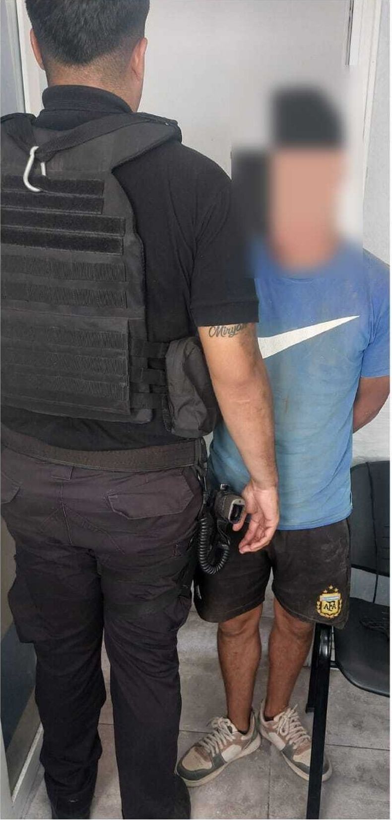 El sospechoso fue aprehendido por la brigada motorizada de la Policía Local.
