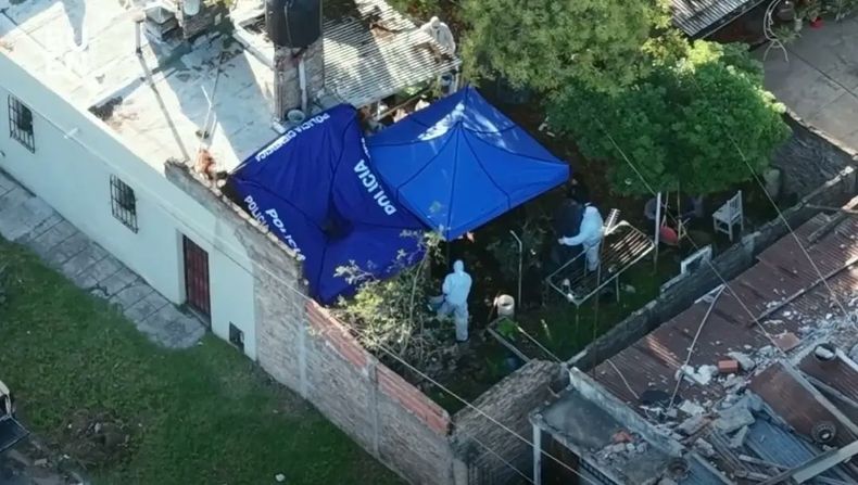 La Policía Científica inspeccionando la casa donde aparecieron los cuerpos sin vida enterrados para determinar si son de las tres chicas desaparecidas.
