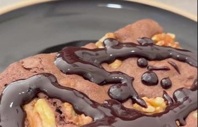 El brownie con nueces y salsa de chocolate es una de las delicias que se puede degustar en Café 303.