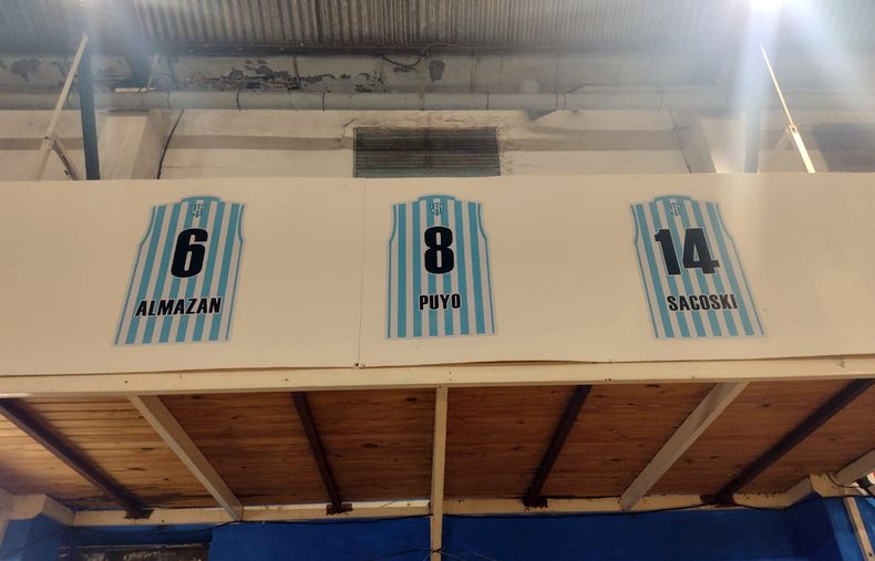 Las camisetas de Ariel Almazán, Hugo Puyó y Juan Sacoski, el eterno homenaje a tres históricos de Argentino.