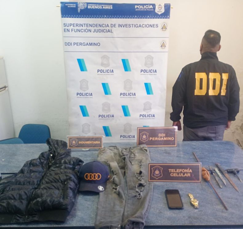 La indumentaria que describieron las víctimas y los dispositivos corto punzantes que pueden ser utilizados como armas blancas para intimidar formaron parte de los secuestros para incorporarlos como pruebas a la causa judicial.