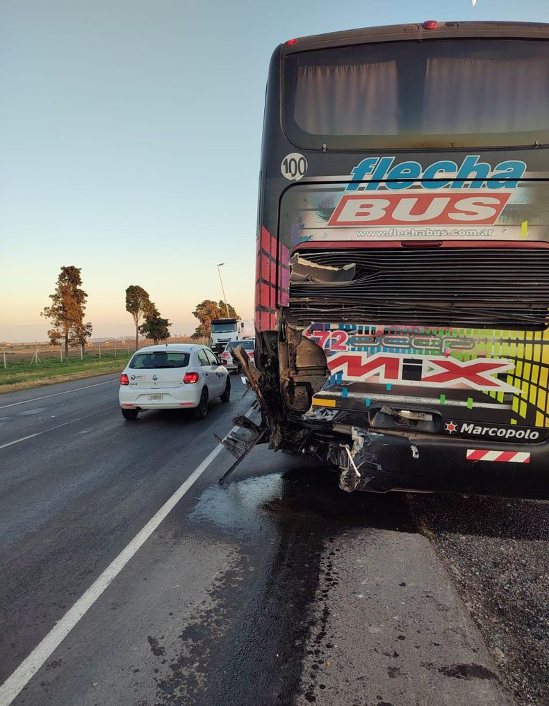 Chocaron un camión y un colectivo y los vehículos quedaron considerablemente dañados.
