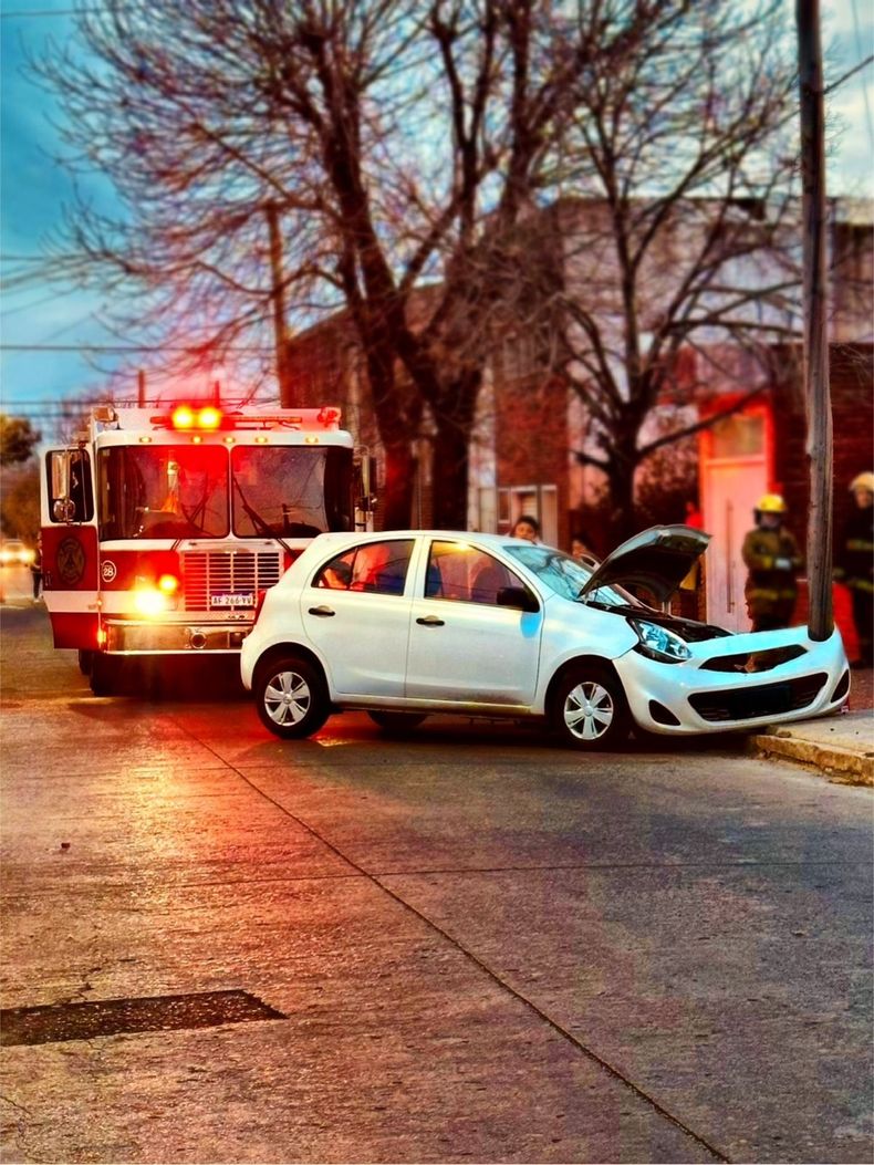 Un automóvil Nissan March que circulaba de sur a norte despistó y colisionó contra un poste de madera.