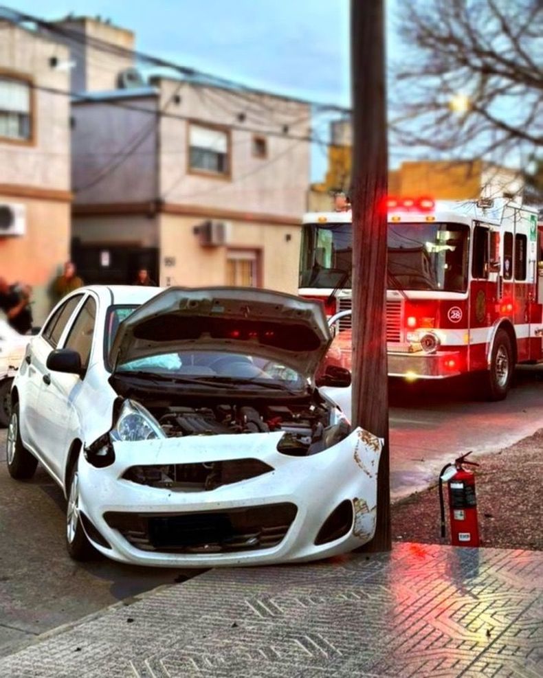 Un Nissan March que circulaba de sur a norte despistó y colisionó contra un poste de madera.