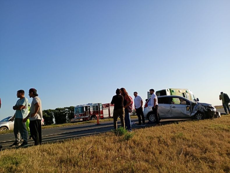 Al lugar del siniestro se desplegaron ambulancias, brigadas civiles de asistencia vial, fuerzas de seguridad y de rescate de personas.