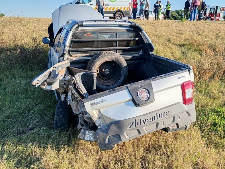 La camioneta Fiat Strada quedó despistada en la banquina a varios metros del impacto de ambos vehículos.
