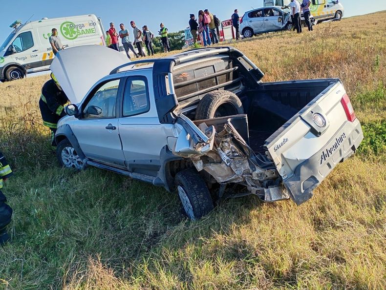 La camioneta sufrió el impacto en la parte trasera y el vehículo salió despistado a la banquina.
