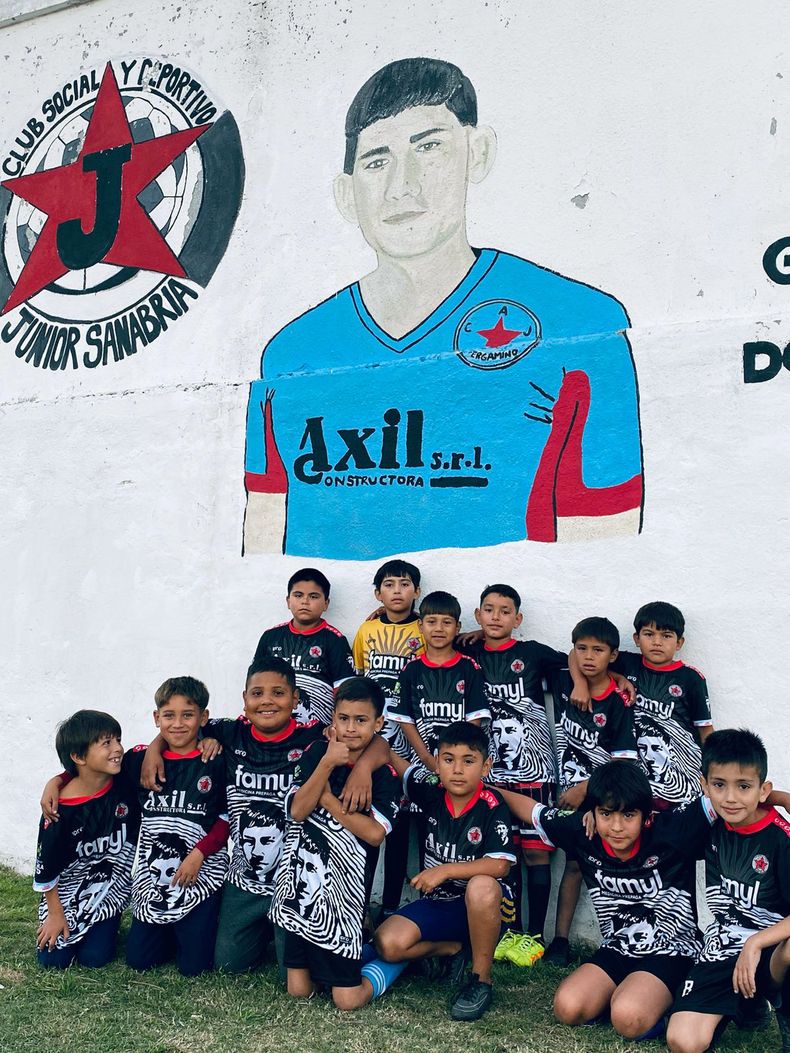 Parte de los más de 100 niños que concurren al Club Junior Sanabria, que hace dos semanas debutó en la Liga de Pergamino.