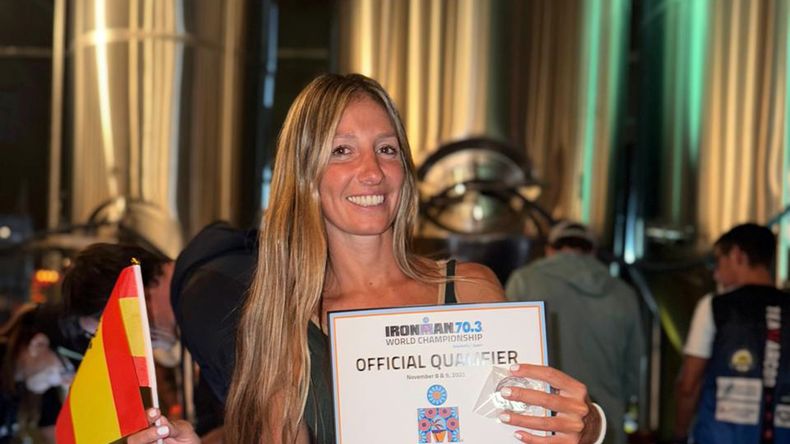 Con el certificado que acredita su clasificación al Mundial de Ironman 70.3 en Marbella.
