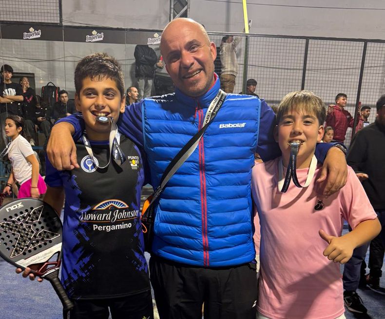 Vitto Benvenutto y Angel Solano con el entrenador de ambos, Ariel Ferreyra.