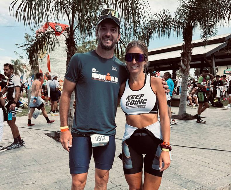Bernard con Ramiro Llan de Rosos, otro de los pergaminenses que compitió en San Juan.