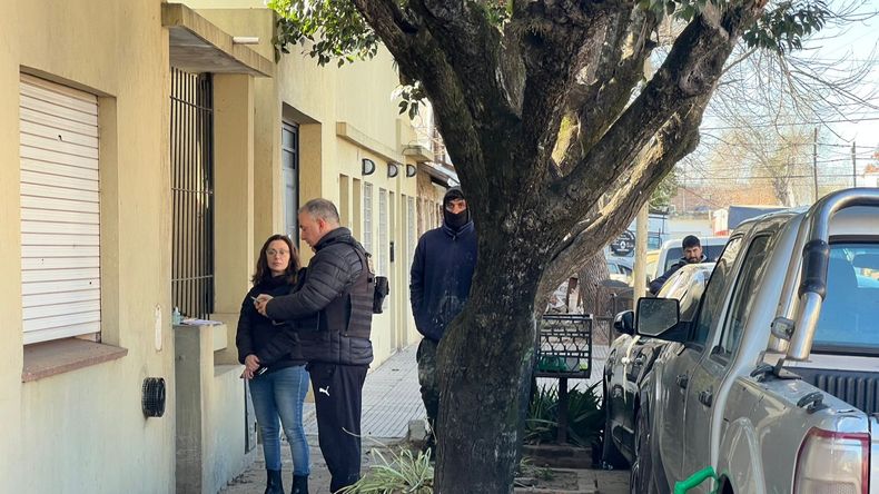 El fiscal Nelson Mastorchio y la instructora judicial María José Suárez en el allanamiento en la morada donde el sospechoso le disparó a un efectivo policial de la DDI Pergamino.