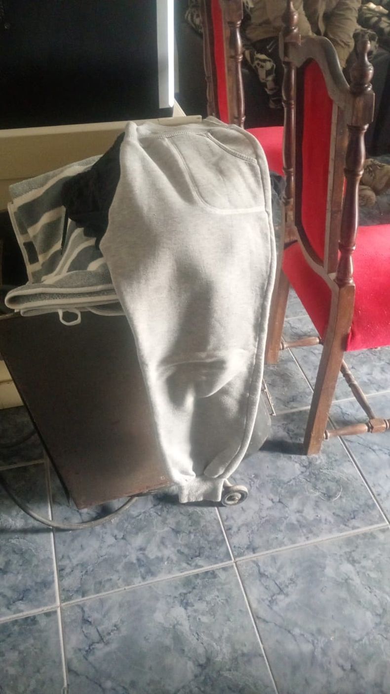 Un pantalón deportivo largo de algodón de color gris que fue secuestrado como una de las indumentarias que llevaba colocada uno de los hampones al momento de cometer los robos en nuestra ciudad.