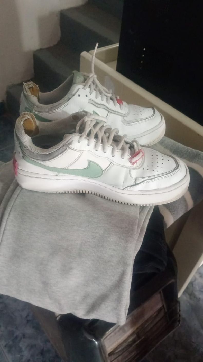 Las zapatillas que quedaron filmadas como calzado de uno de los ladrones en la madrugada del viernes que perpetraron los robos en Pergamino.