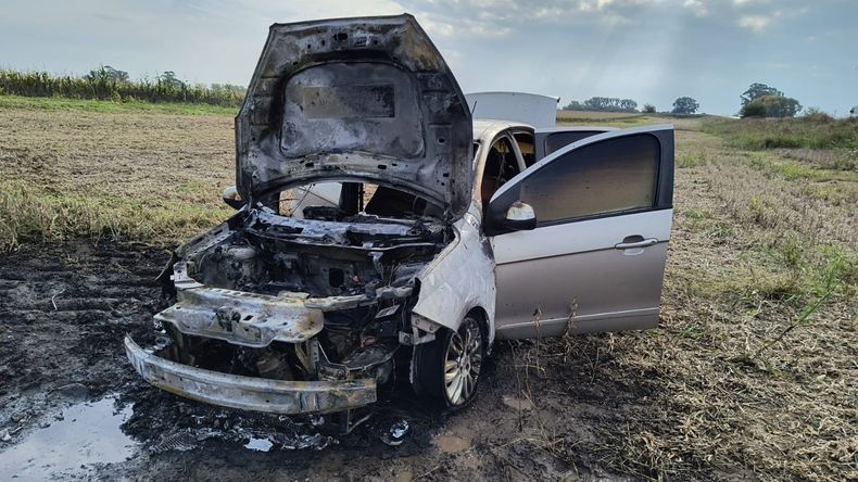 El vehículo quedó severamente dañado en la parte delantera por el despiste y el incendio.