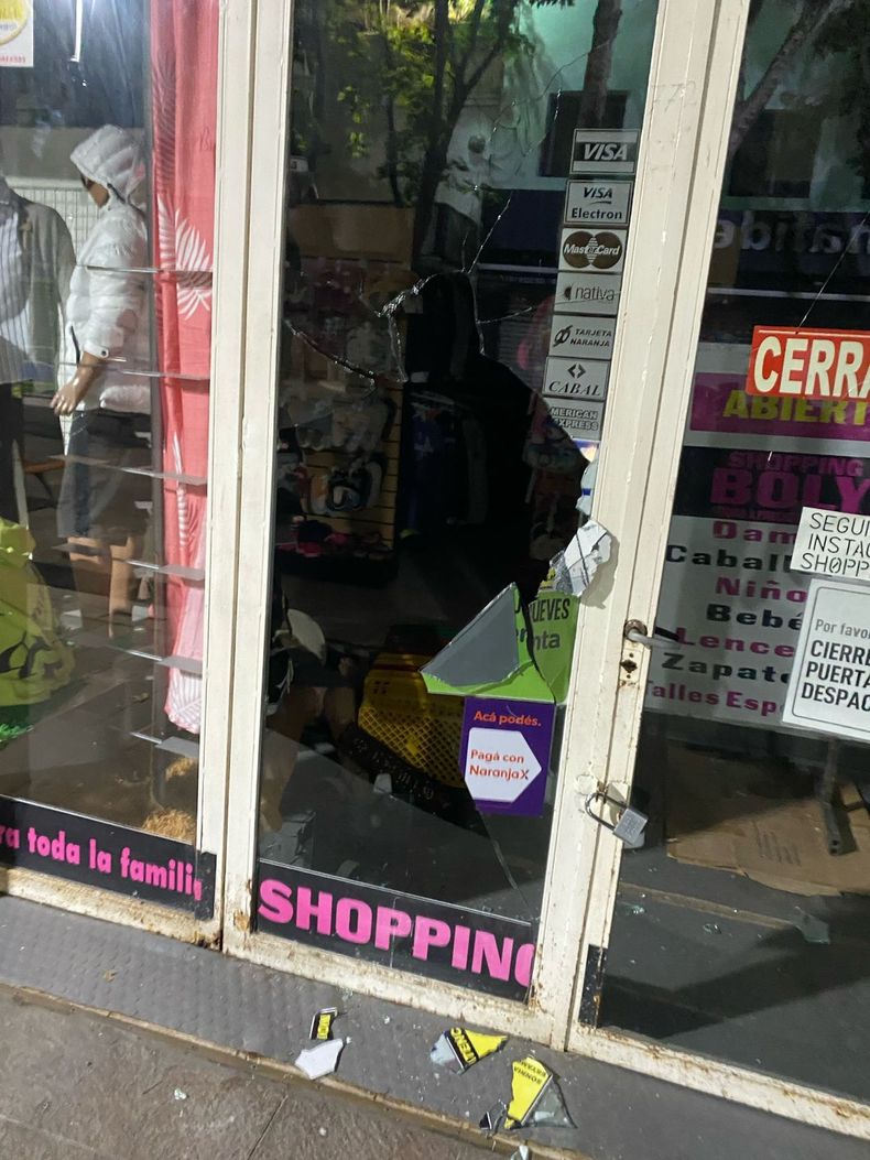 El ladrón rompió el cristal de la puerta de acceso para irrumpir en el salón a sustraer productos de vestimenta.