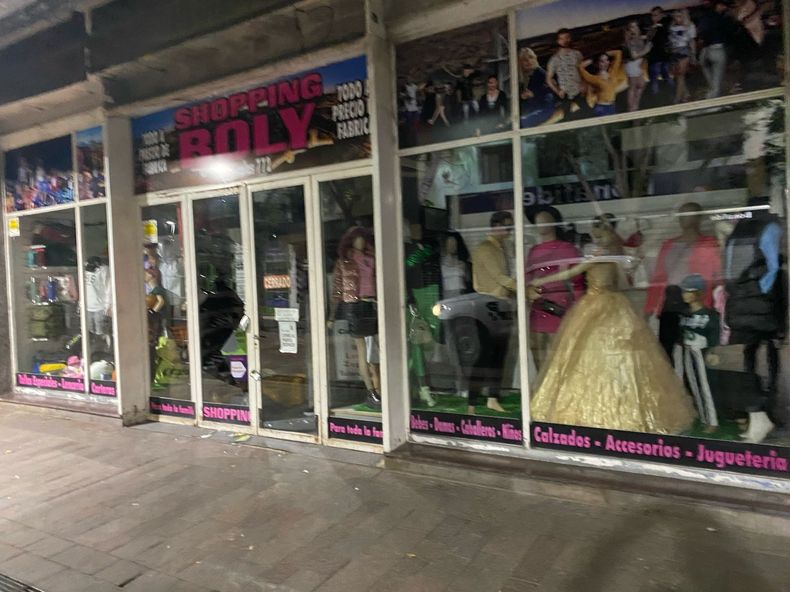 Local de indumentaria Super Boly de Peatonal San Nicolás entre Dorrego y San Martín.