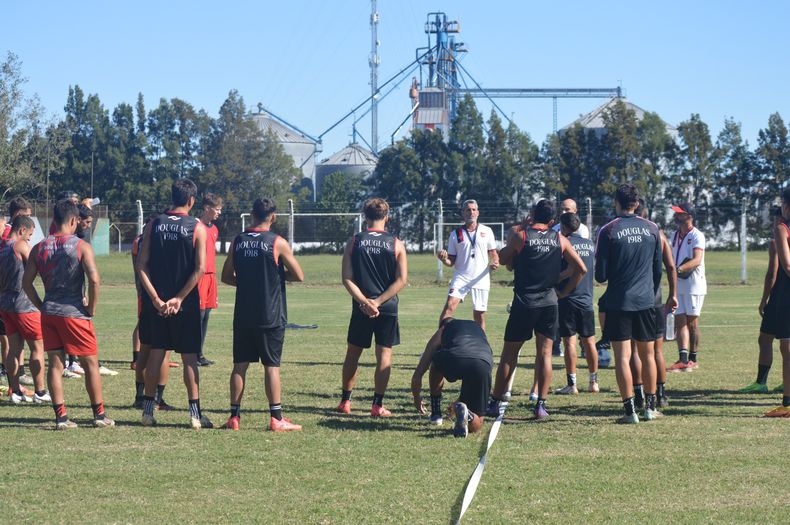 El técnico Adrián Aranda dialoga con los jugadores en el entrenamiento de este miércoles.