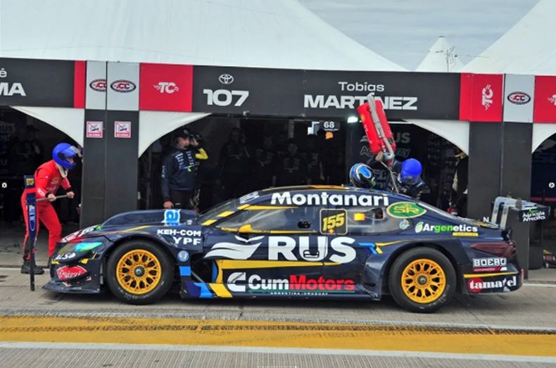 Alfonso Domenech durante su parada en boxes para cargar combustible.