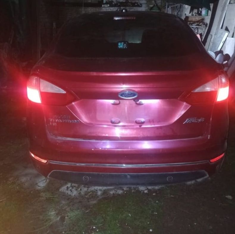 El automóvil Ford Fiesta color bordó sin dominio colocado, que presentaba pedido de secuestro.