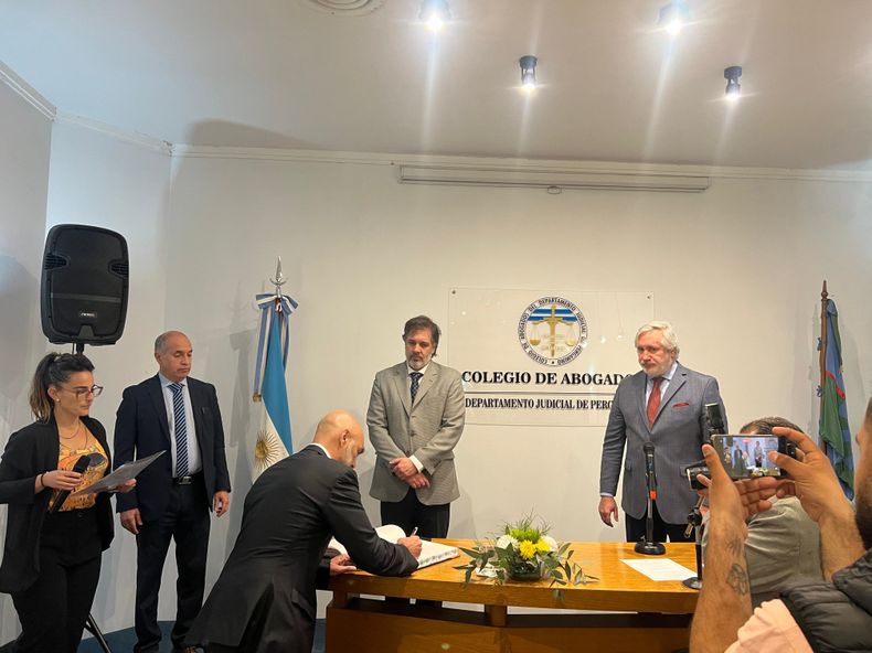 El Defensor General Pablo Santamarina juró por la Patria ante el Procurador General de la Suprema Corte bonaerense, Julio Conte Grand.