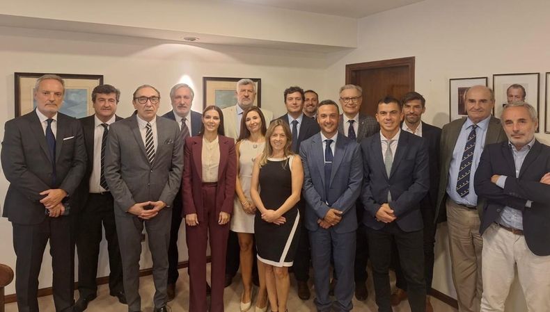 El procurador bonaerense Julio Conte Grand junto al fiscal general Mario Daniel Gómez, fiscales y funcionarios judiciales.