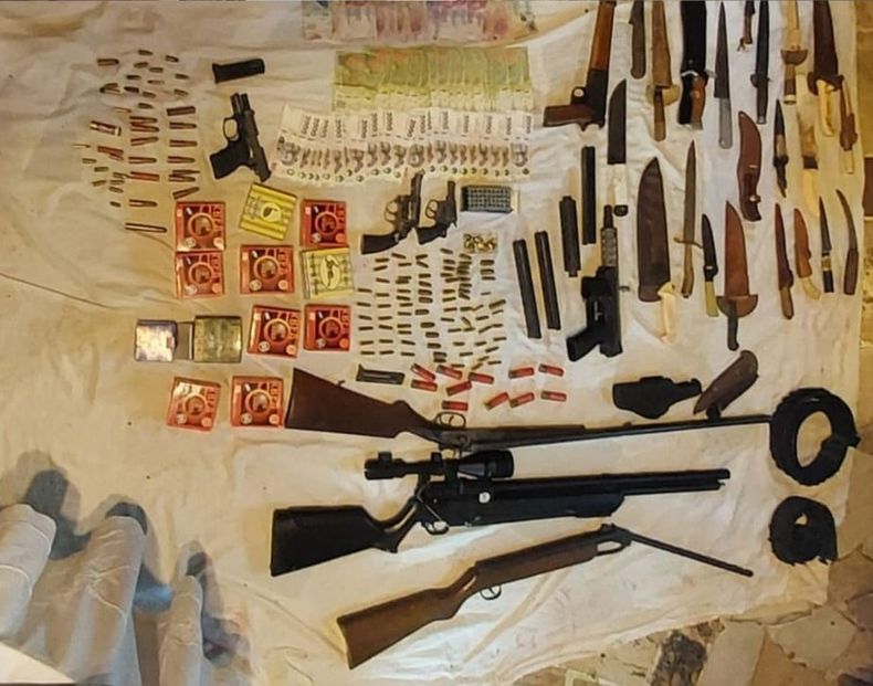 En el allanamiento secuestraron armas de fuego (cortas y largas); municiones y cuchillos que estarían relacionados con el robo sufrido por un ingeniero agrónomo en su casa de Acevedo el jueves a la tardes.