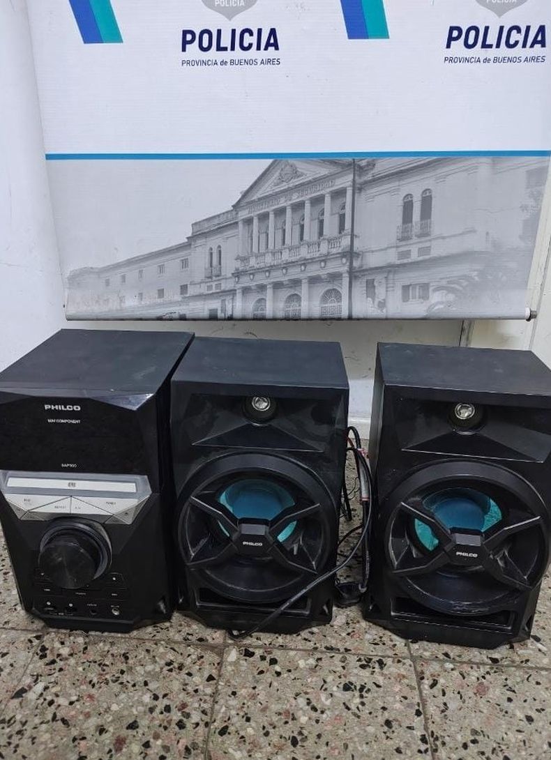 El equipo de sonido recuperado en uno de los allanamientos realizados por la Policía de la Comisaría Primera.