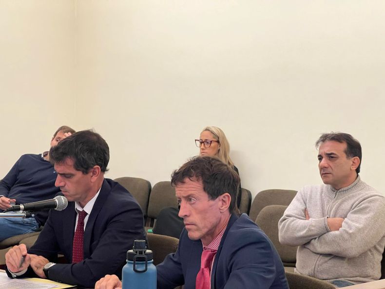 Daniel Ryan y Estanislao Carricart junto a Elvio Daniel Omar Manuel, quien ocupó el banquillo de los acusados en el juicio oral y público de este miércoles en la sala de audiencias del Tribunal oral en lo Criminal 1.