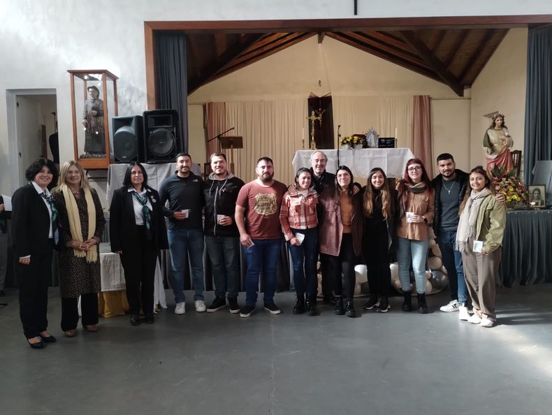 Los exalumnos del Colegio Santa Julia recibieron un presente durante la ceremonia.